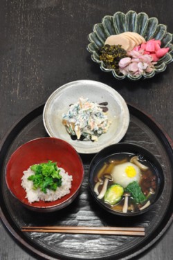 Above: soup with small turnip, Brussels sprout, mizuna, shimeji mushrooms, red beans and grated yuzu; rice with boiled rapeweed; shirae with persimmon, apple, chrysanthemum leaf, tofu and sesame paste; selected pickles.